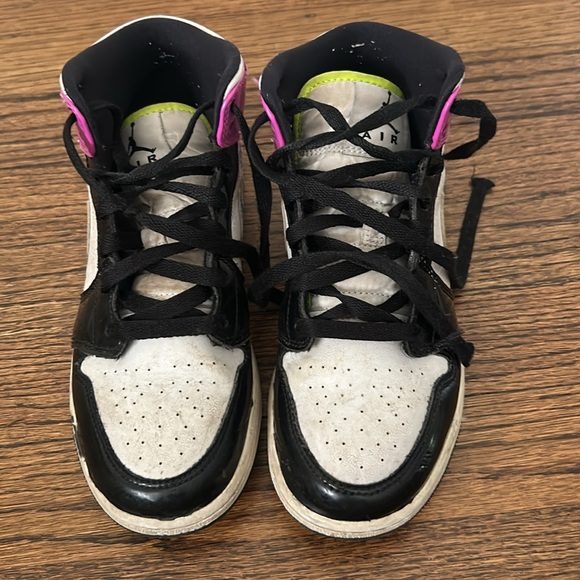 Air jordan mids size 4.5y - Picture 8 of 9